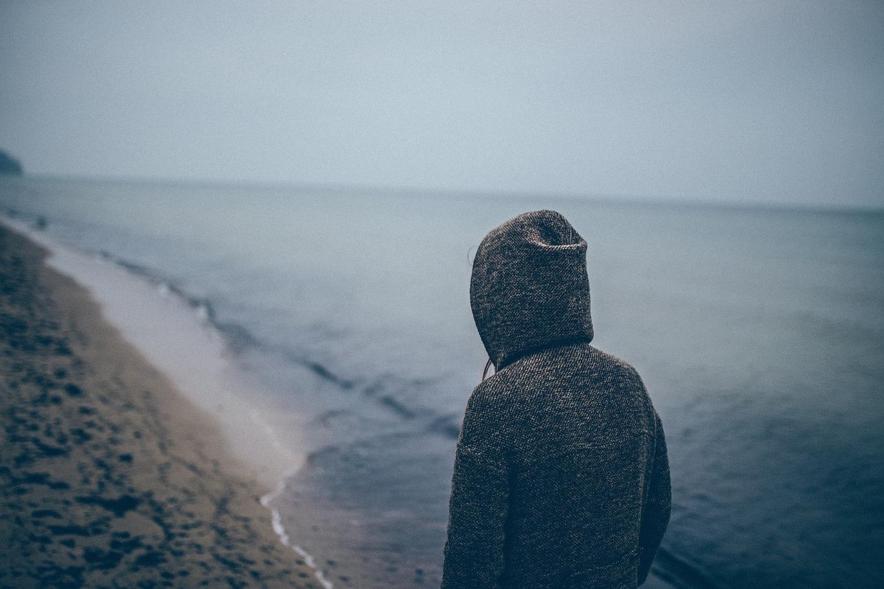 Bilde av en lei fyr på stranden