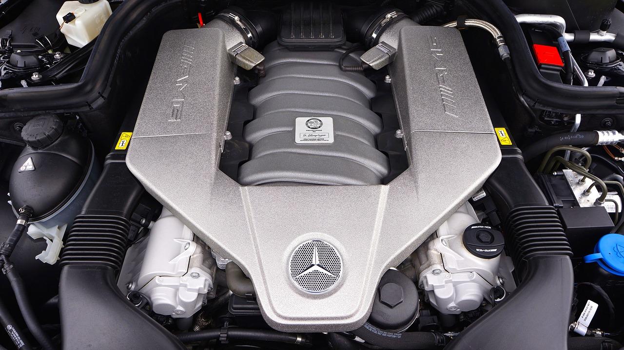 Akkumulátor egy Mercedes motorháztető alatt