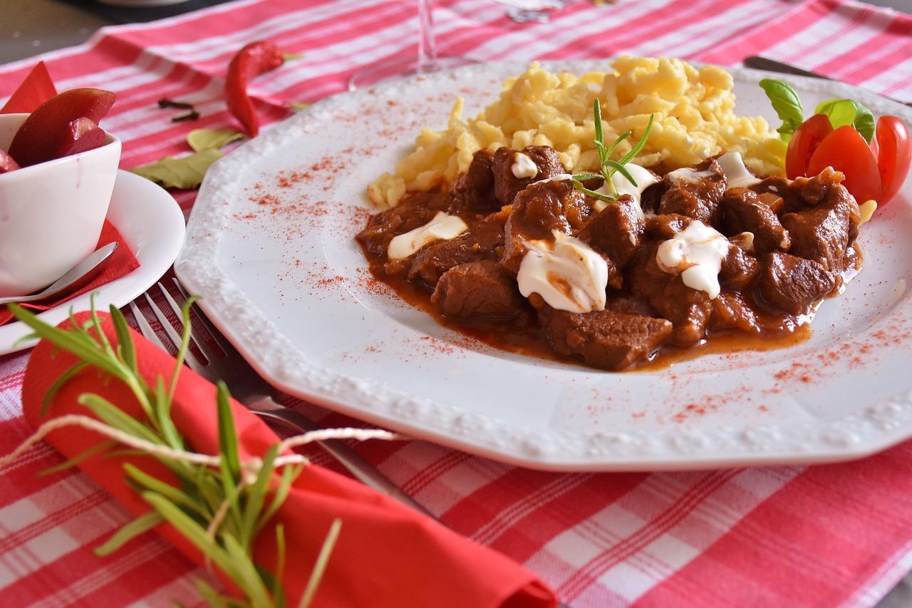 Cách nấu món goulash bò tại nhà