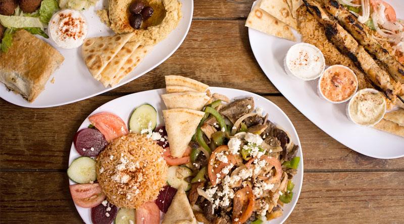 Chickpea Falafel với ô liu, gạo, salad rau và Pita