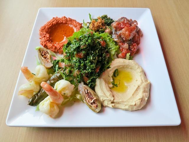 Ăn sáng với hummus và falafel