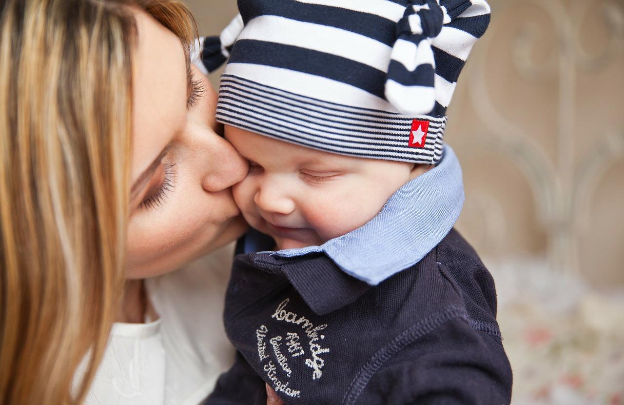 Hvordan avvenne en baby fra amming etter et år