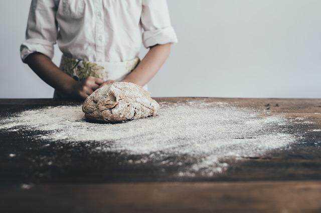 Forbereder deigen til en brødmaskin