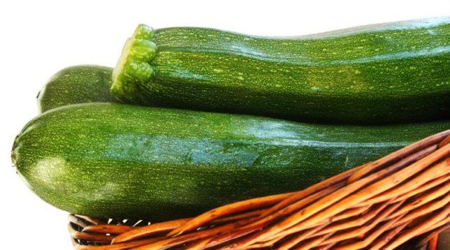 Grønn courgette i en kurv